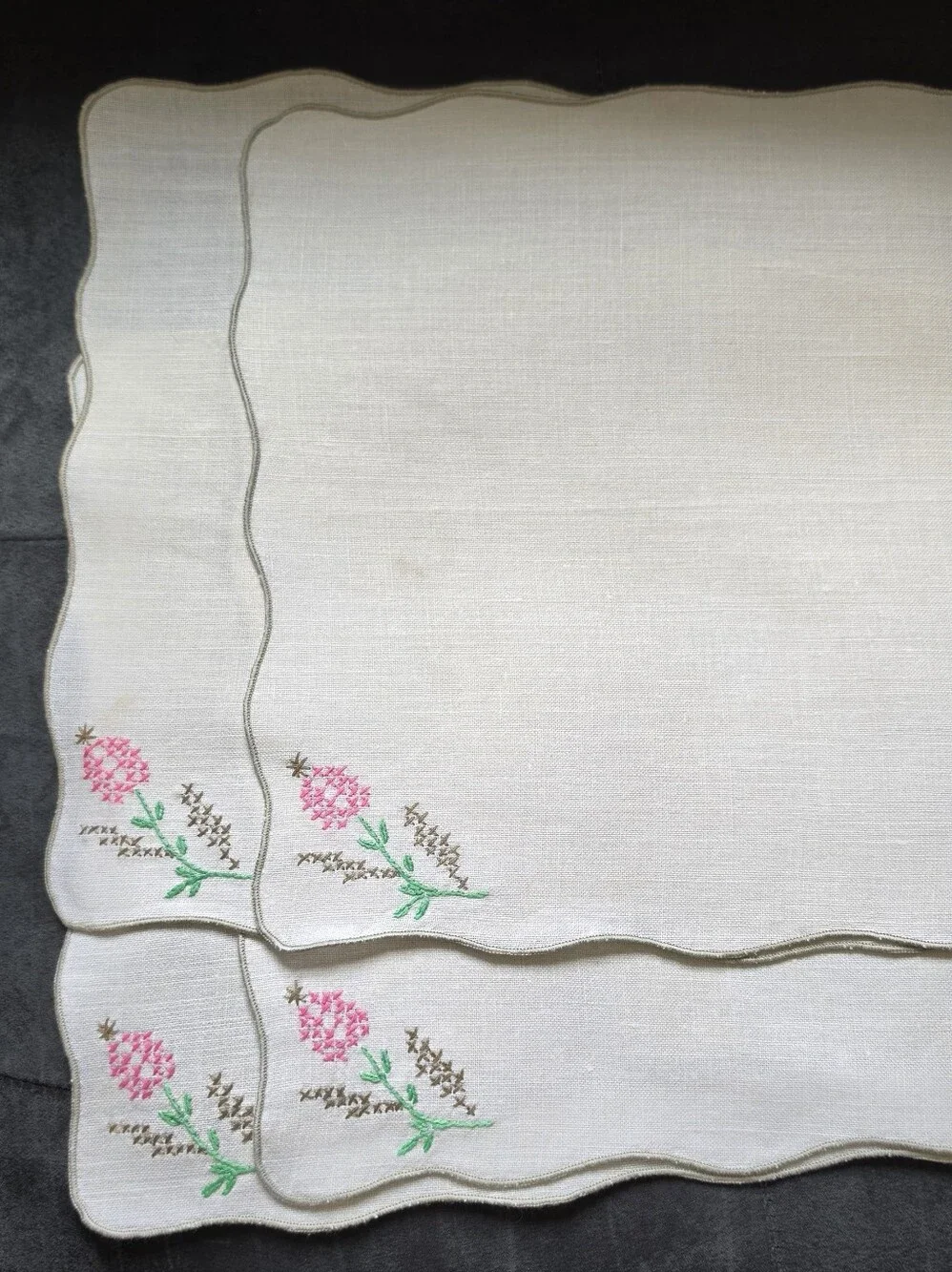 FOUR VINTAGE CROSS STITCHED AND SCALLOPED EDGE NAPKINS